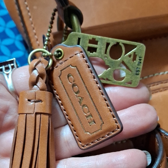 Adorable Coach Tan Leather Crossbody Bag - Picture 4 of 7